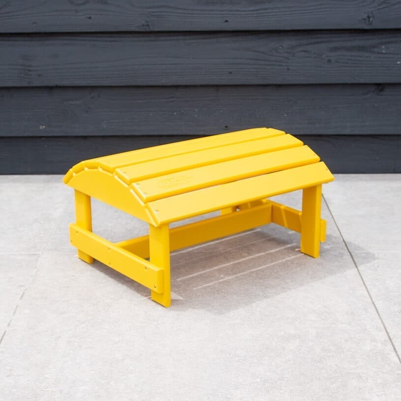 Gele adirondack voetenbank