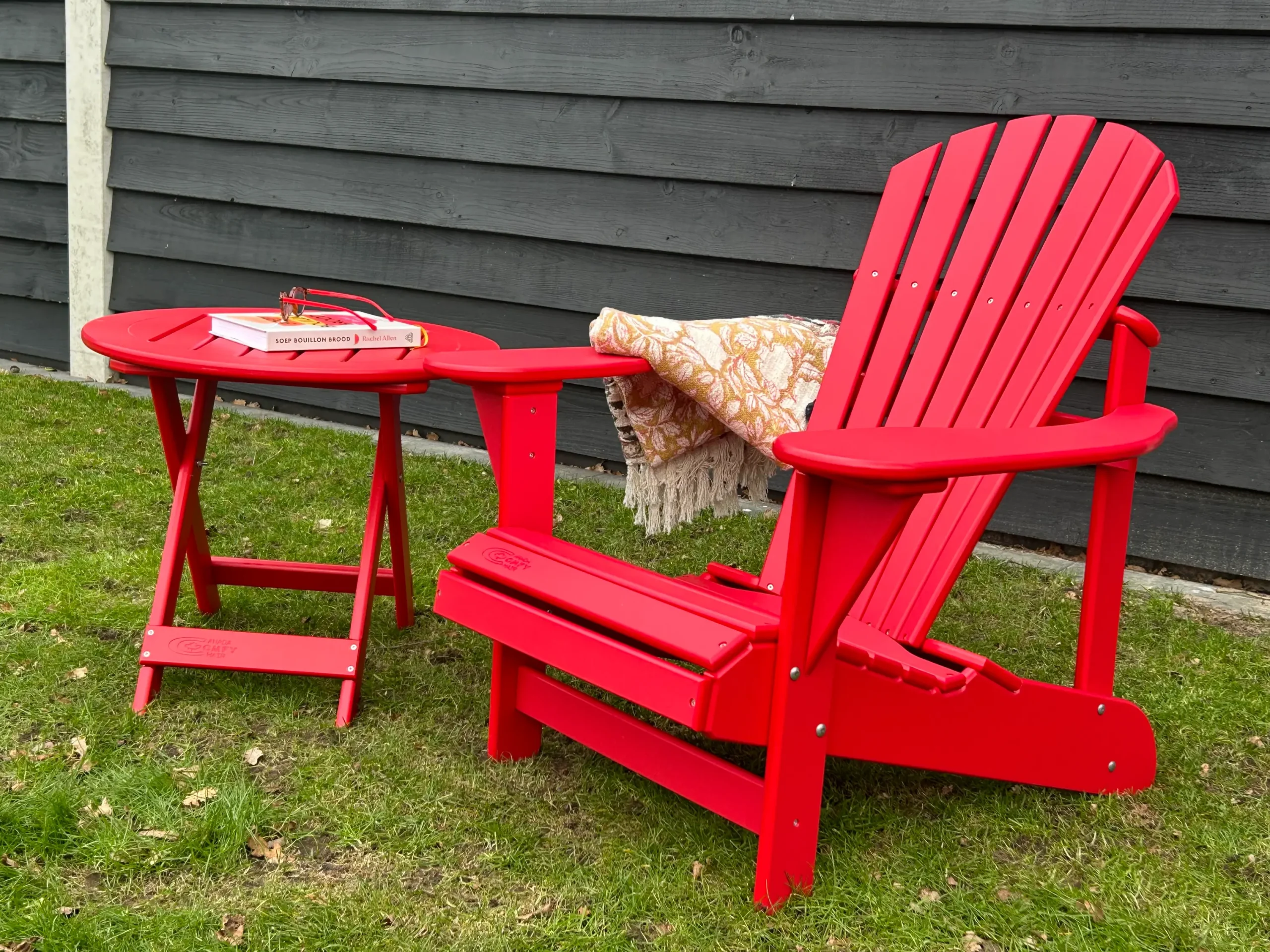 Rode kunststof adirondack chair met kunststof bijzettafel