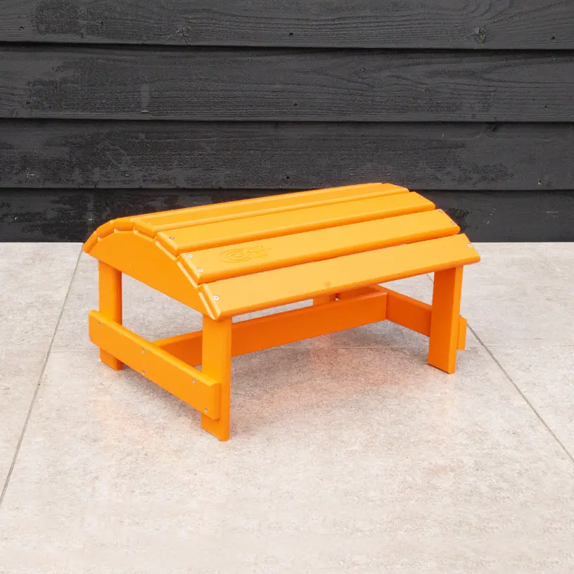 Adirondack voetenbank gemaakt van duurzaam kunststof in de kleur oranje.