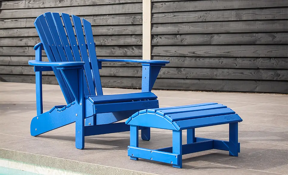 blauwe adirondack chair met kunststof voetenbank